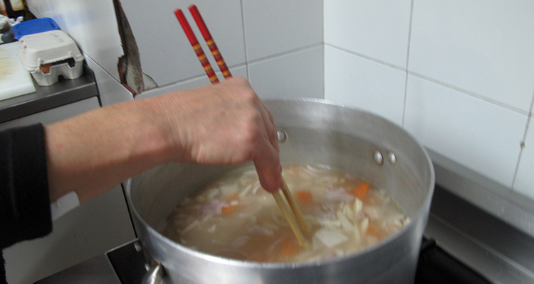 Sopa de miso de verdura i carn de porc