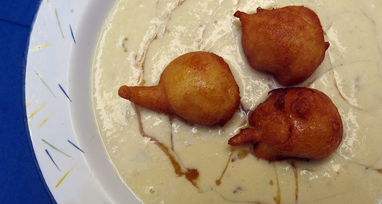 Crema de coliflor amb bunyols de porro i poma