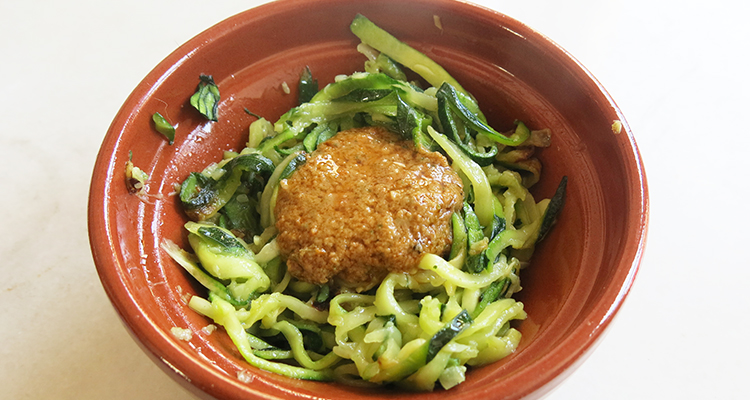 Fideus de carbassó amb <i>pesto</i> de tomàquet sec