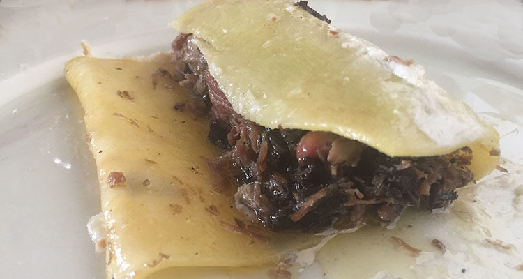 Caneló de confit d’ànec, bolets i foie amb falsa beixamel de parmesà